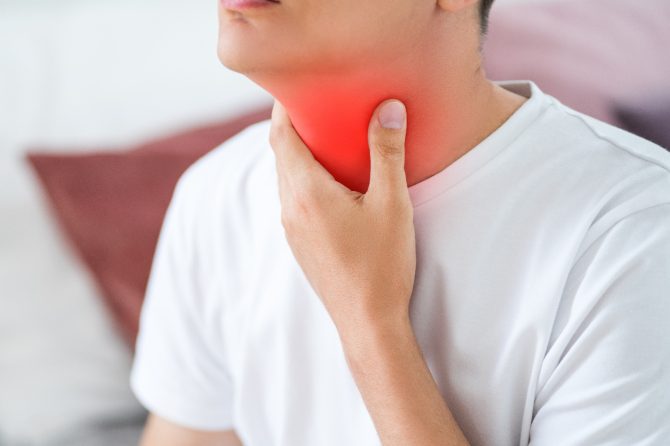 الشد العضلي النفسي وجفاف الحلق بسبب القلق العام